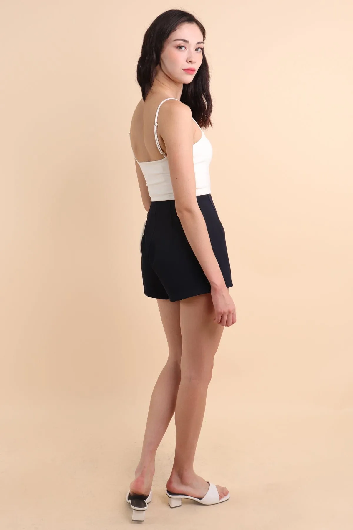 FREDA SEAMLESS BASIC SHORTS IN NAVY